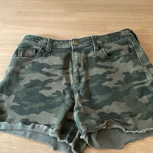Universal thread shorts size 8